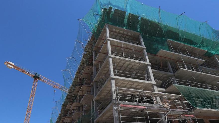 Un edificio de viviendas en construcción en Málaga.