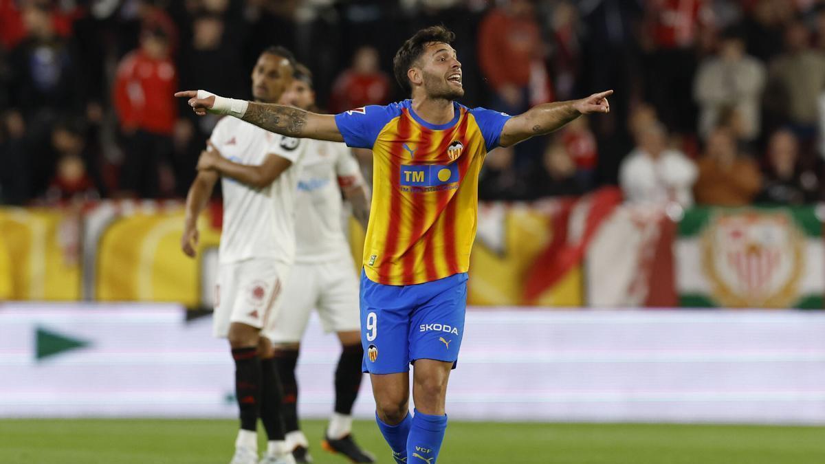 SEVILLA, 21/03/2026.-El delantero del Valencia Hugo Duro celebra su gol contra el Sevilla, durante el partido de la jornada 29 de LaLiga EA Sports entre Sevilla y Valencia, este sábado en el estadio Sánchez- Pizjuán en Sevilla.-EFE/ Julio Muñoz