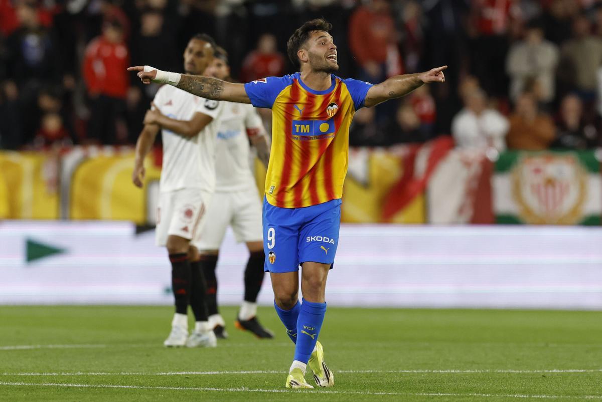 SEVILLA, 21/03/2026.-El delantero del Valencia Hugo Duro celebra su gol contra el Sevilla, durante el partido de la jornada 29 de LaLiga EA Sports entre Sevilla y Valencia, este sábado en el estadio Sánchez- Pizjuán en Sevilla.-EFE/ Julio Muñoz