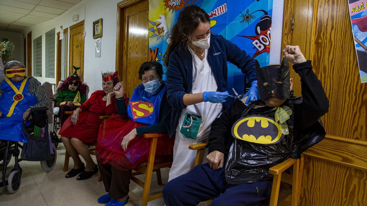 9/02/21. La residencia de ancianos El Pilar celebra el carnaval con la segunda dosis de la vacuna disfrazados de Superhéroes.