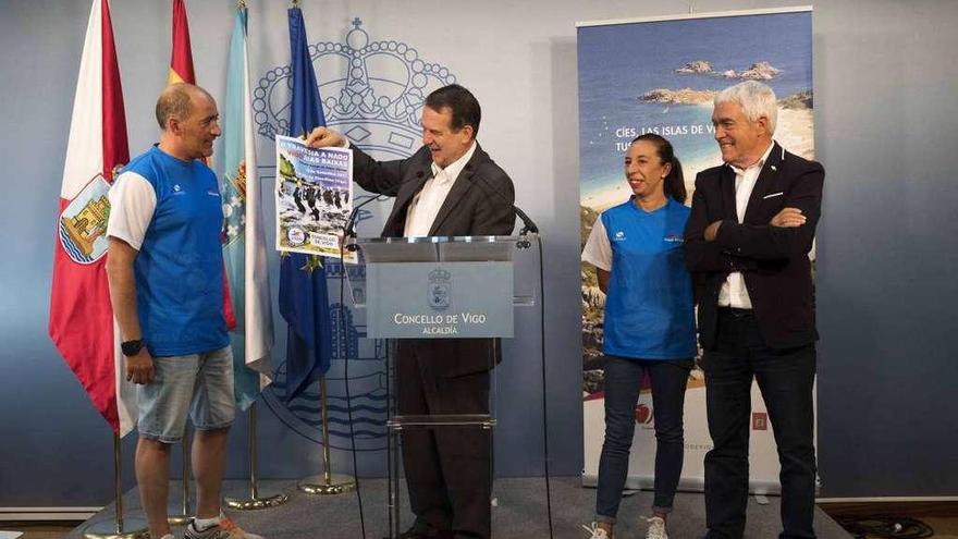 Antonio Vázquez, Abel Caballero, Merari Urceira y Manel Fernández, en la presentación. // Cristina Graña