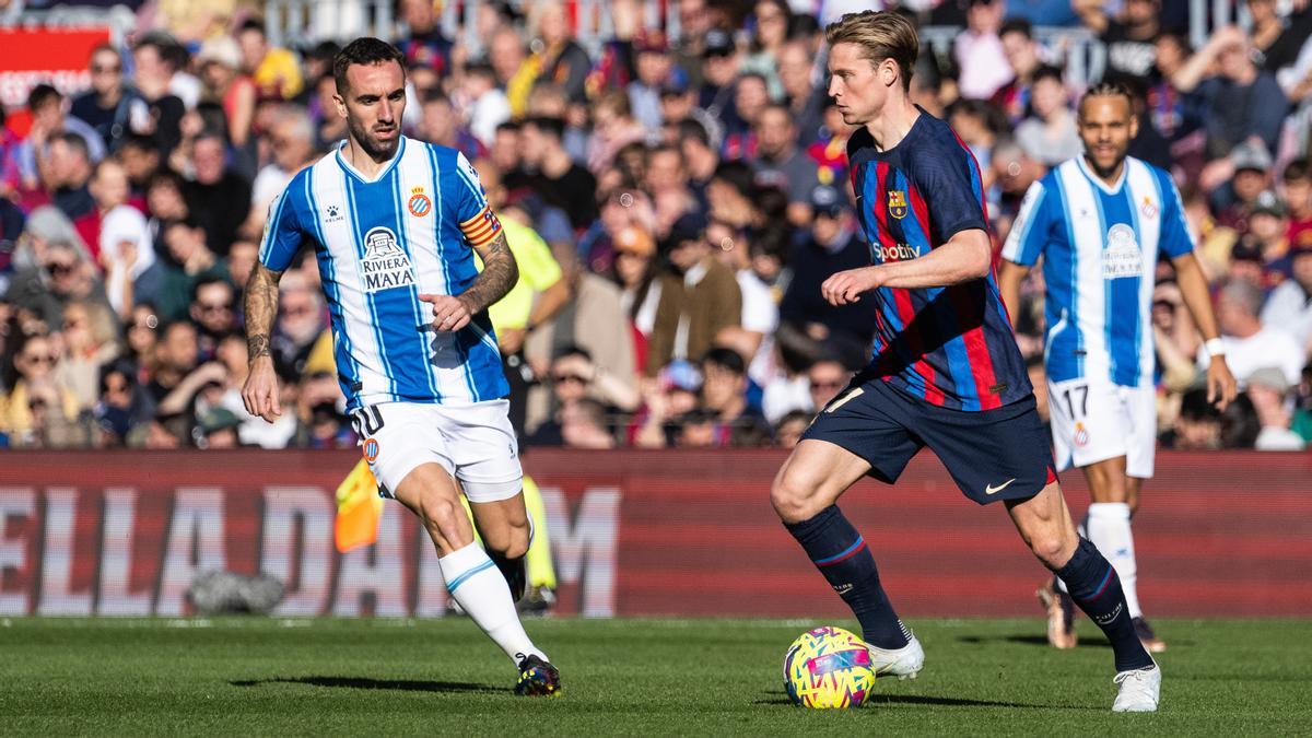 Frenkie de Jong , en una jugada de ataque ante Darder, el capitán del Espanyol.