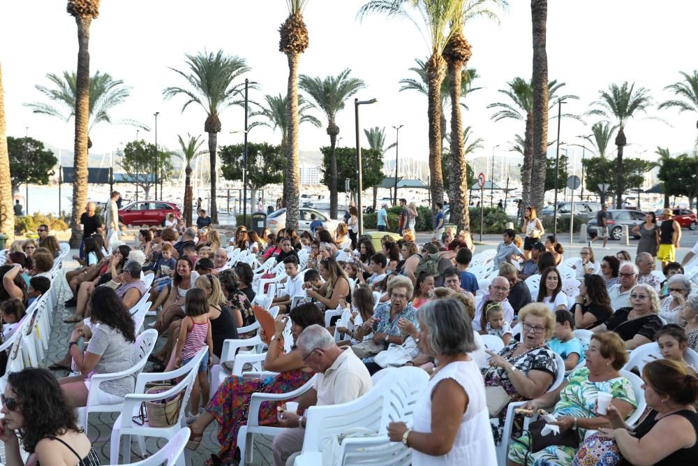 Cientos de personas acudieron ayer a Sant Antoni para celebrar las fiestas patronales con música, arte y comida