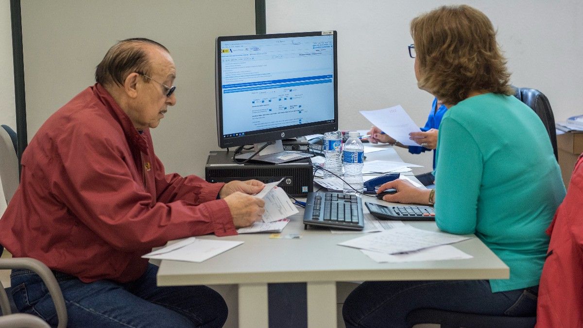 Ciudadano realizando la declaración de la renta