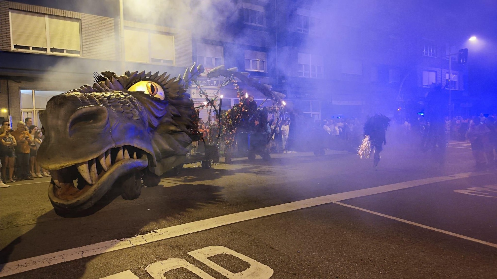 Así fue la hoguera de San Xuan en Mieres: arte, fuego y un dragón gigante