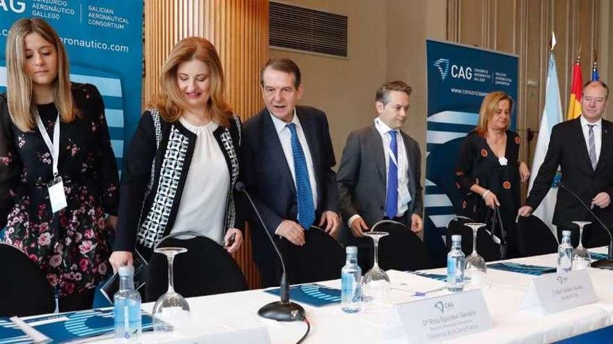 La secretaria técnica de CAG, Jennifer González, junto a Rosa Eguizábal, Abel Caballero, Enrique Mallón, Carmela Silva y el rector de la Universidade de Vigo, Salustiano Mato. // J. Lores