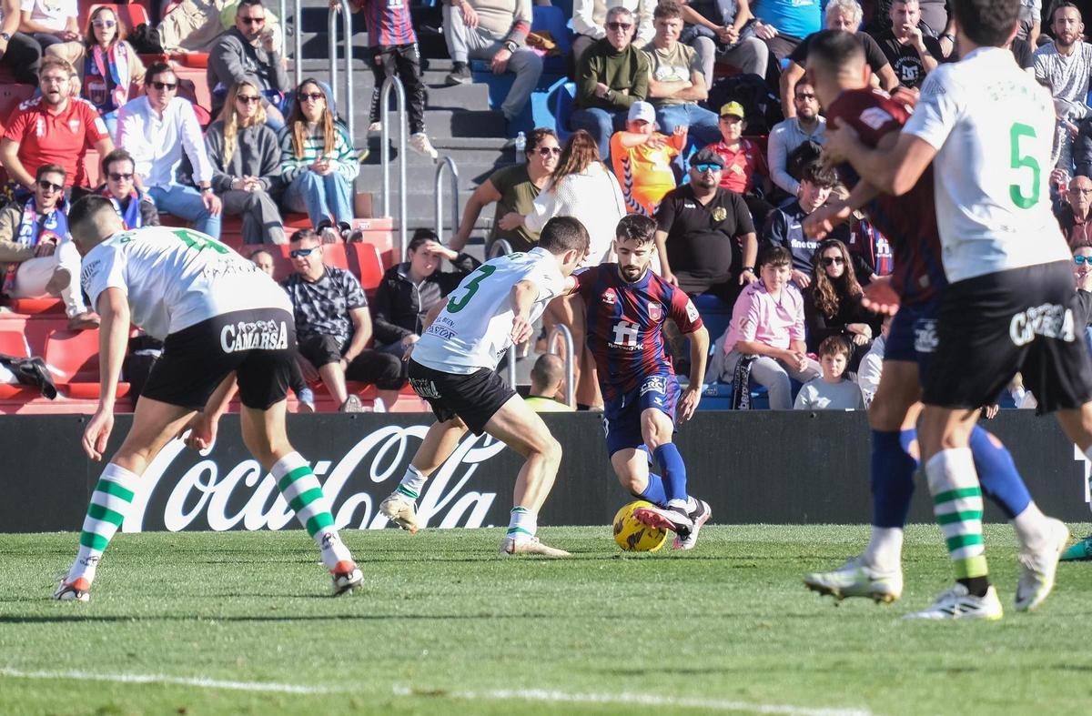 Cris Montes, durante un partido con el Eldense