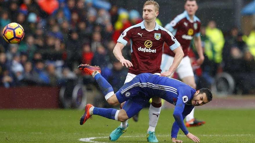 Pedro cae al suelo durante el partido del Chelsea en el campo del Burnley.