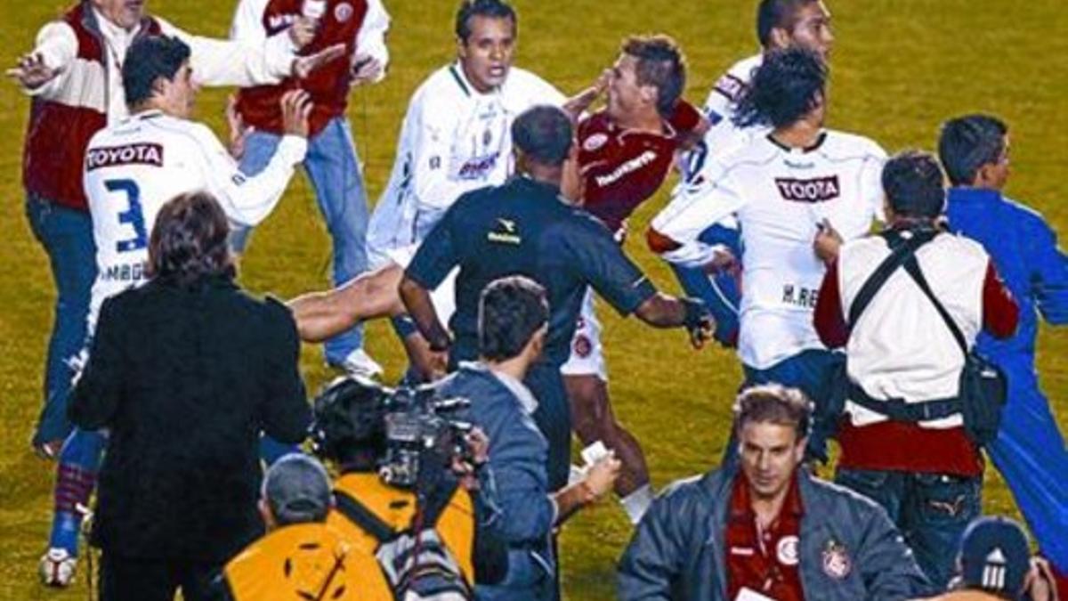 Jugadores del Internacional (de rojo) y del Chivas, en plena tangana.