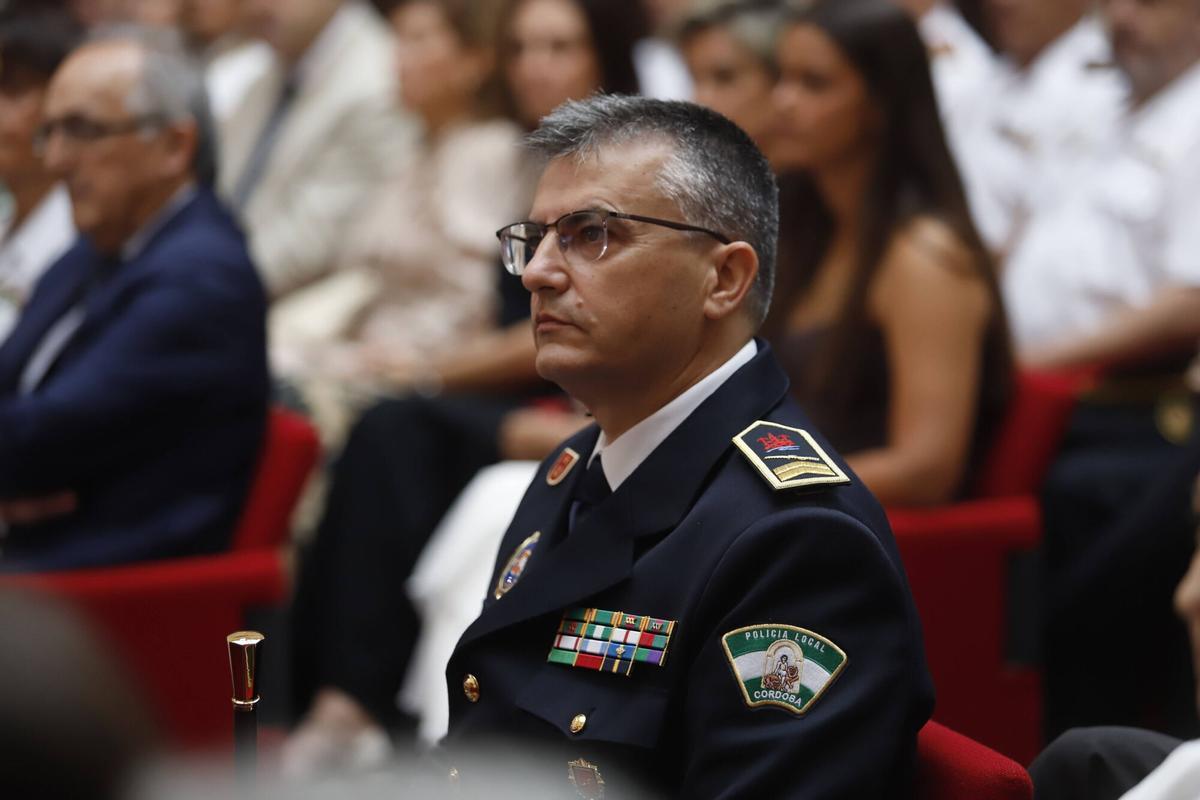 José Luis Delgado escucha el discurso del alcalde, este viernes en Orive.