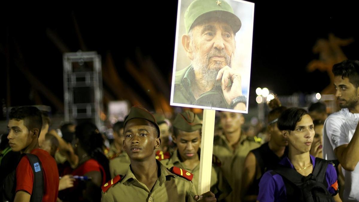 Participantes en el acto en memoria de Fidel Castro en Santiago de Cuba.