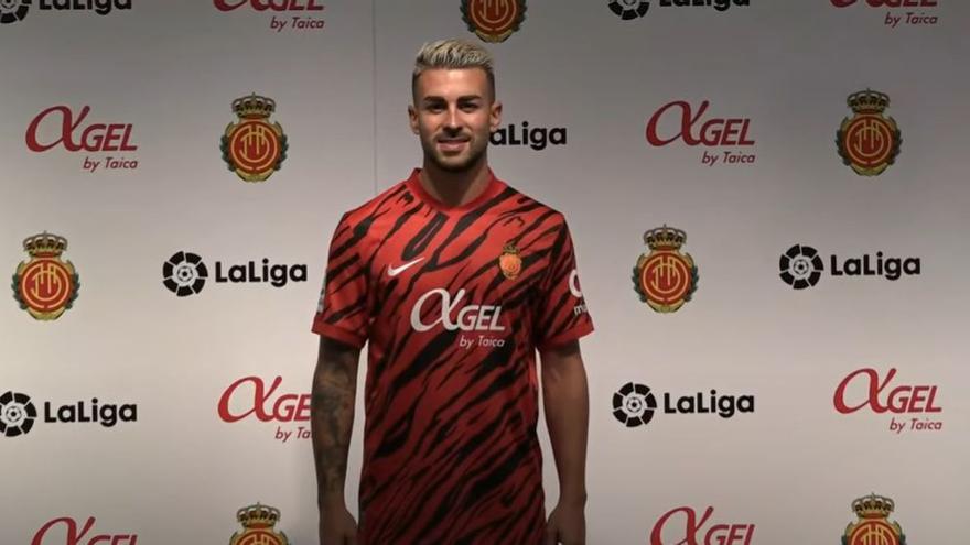 Dani Rodríguez luce la nueva camiseta, estilo &#039;animal print&#039;, del Real Mallorca.