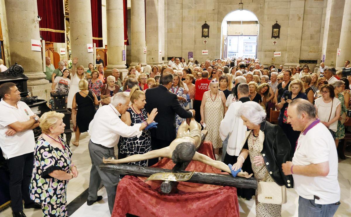 Los vigueses reciben al Cristo de la Victoria
