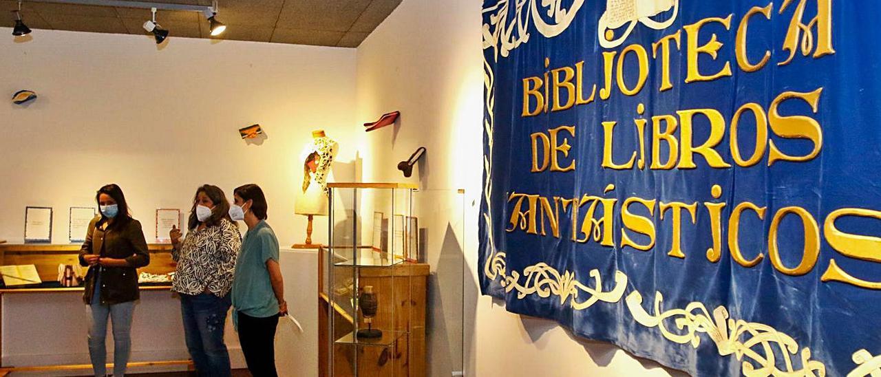 Las ediles Sonia Outón y Alba Briones presentaron ayer la exposición con Carmen Domech.