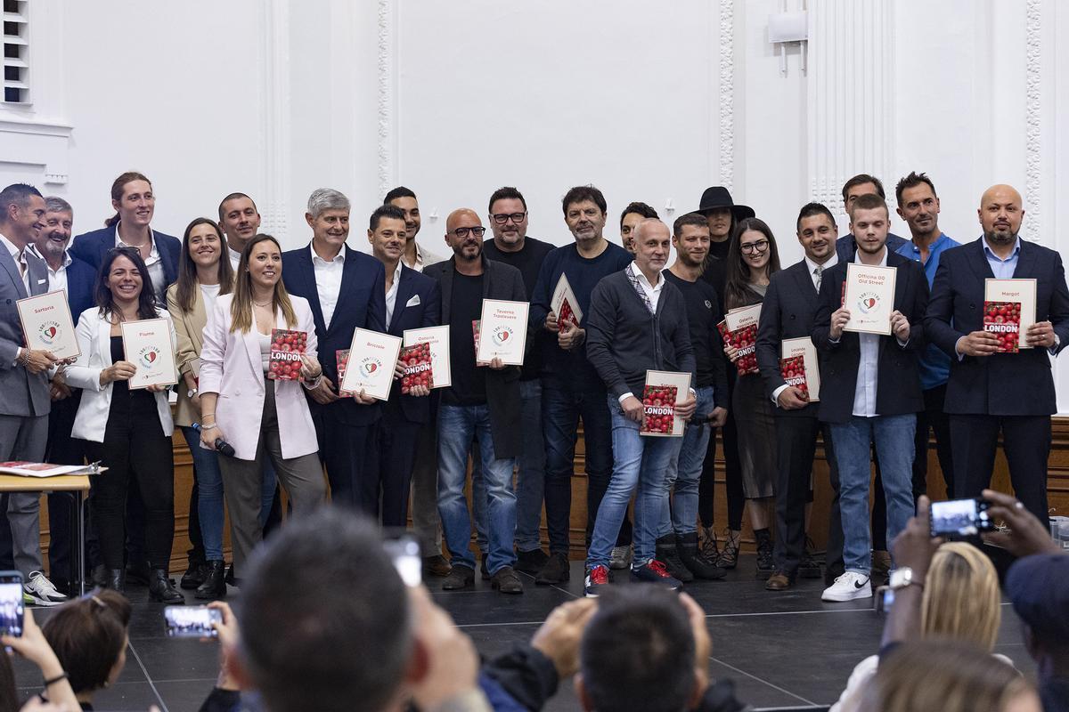 Entrega de los Premios 100% Italiano durante The Italian Show en Londres 2024.