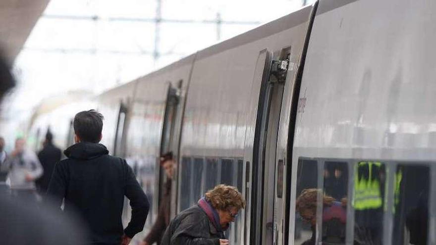 Viajeros en la estación de Zamora.