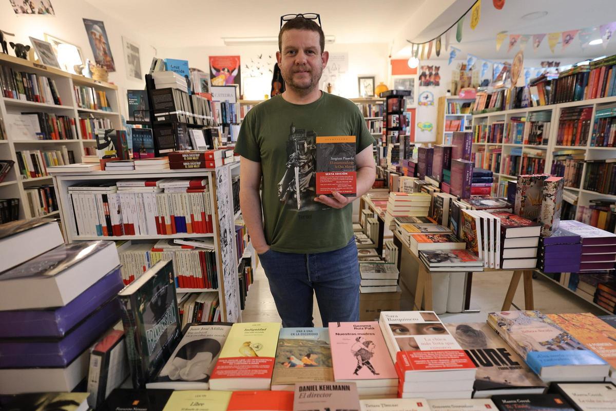 Pedro González, de Sa Cultural, con un ejemplar de ‘El enamorado de la Osa Mayor’’, de Sergiusz Piasecki.