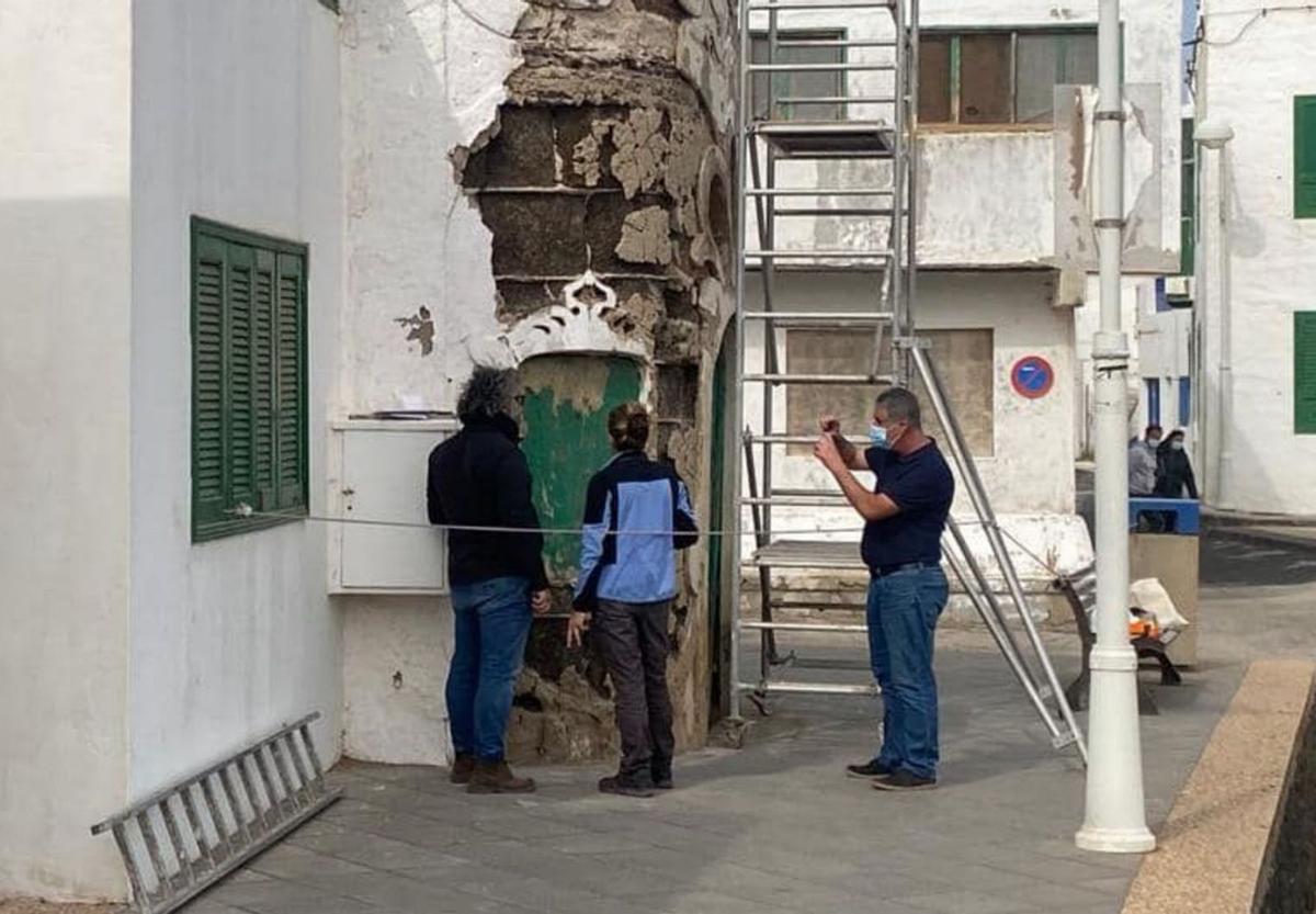 Personal de Patrimonio Cultural del Gobierno estudian el estado de la fachada de la casa modernista de Famara. | | EUGENIO ROBAYNA