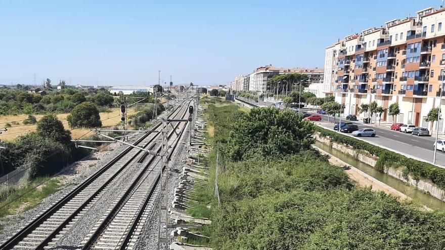 La vía del tren supone en la actualidad una barrera para el desarrollo de Vila-real hacia el este.