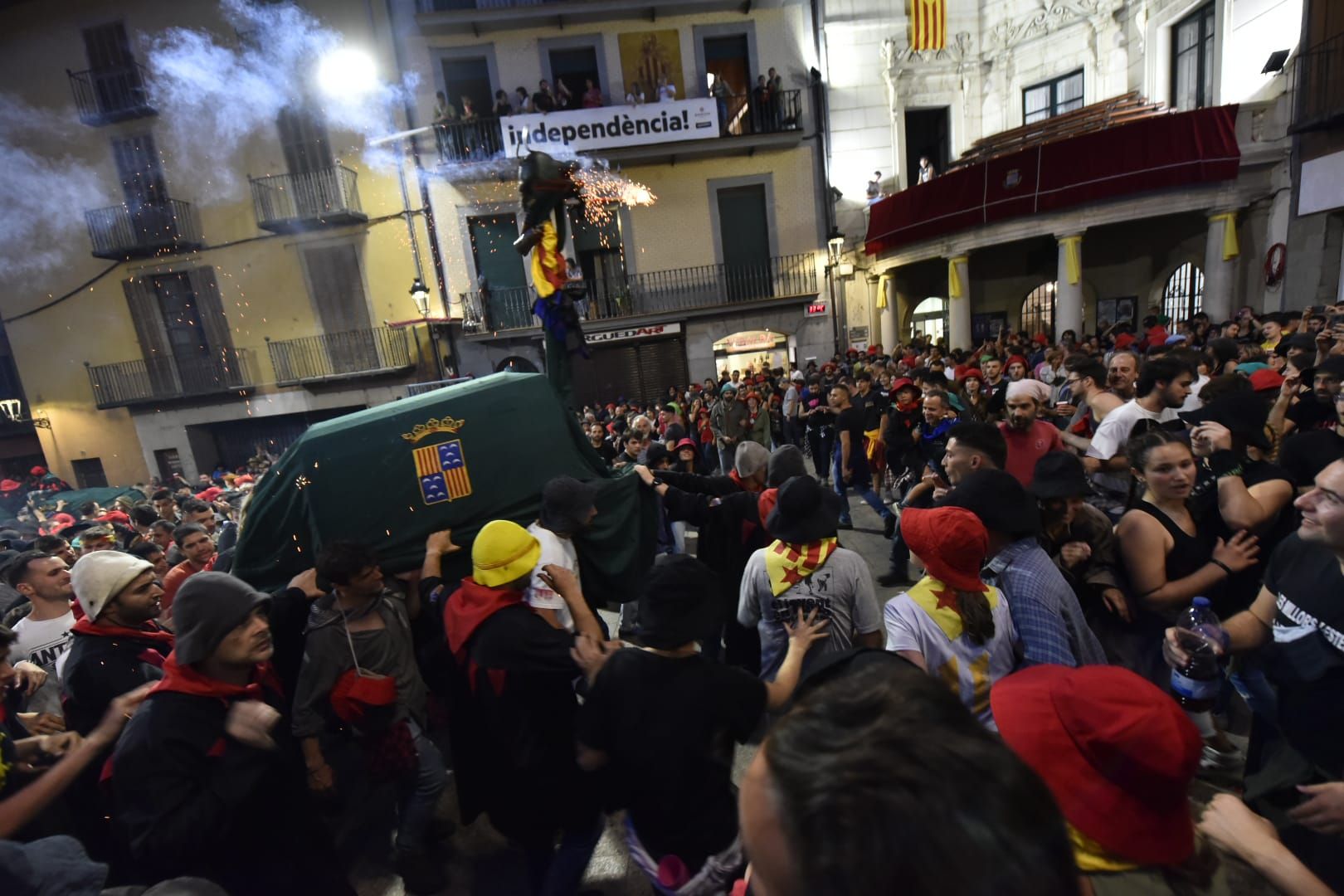 Berga inicia el passacarrers del vespre de Patum enmig d'una gran cridòria