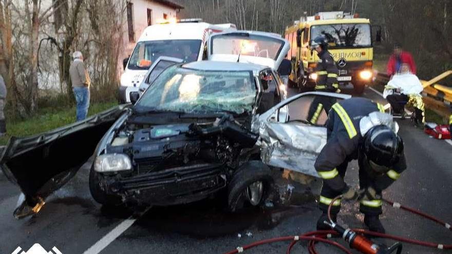 Estado en el que quedó uno de los vehículos implicados en el siniestro de Vibañu, en Llanes.