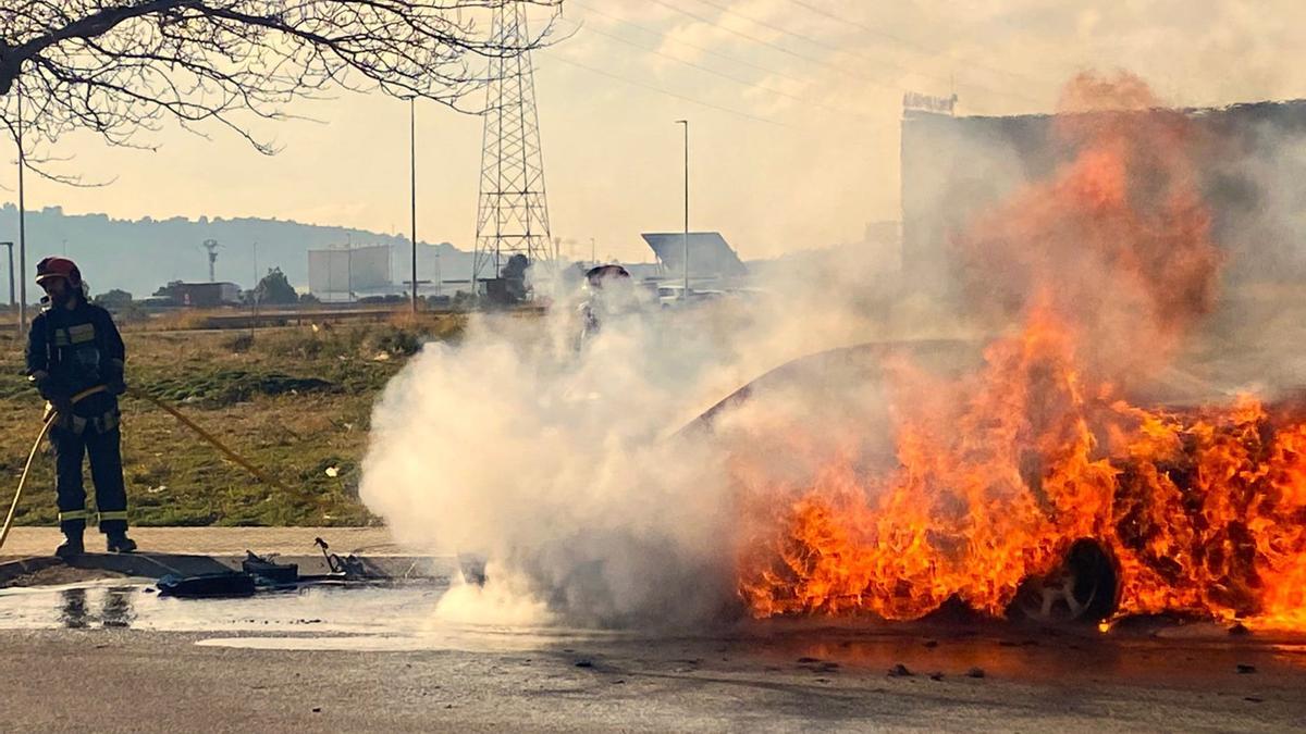 Los bomberos, en plenas tareas de extinción del fuego.