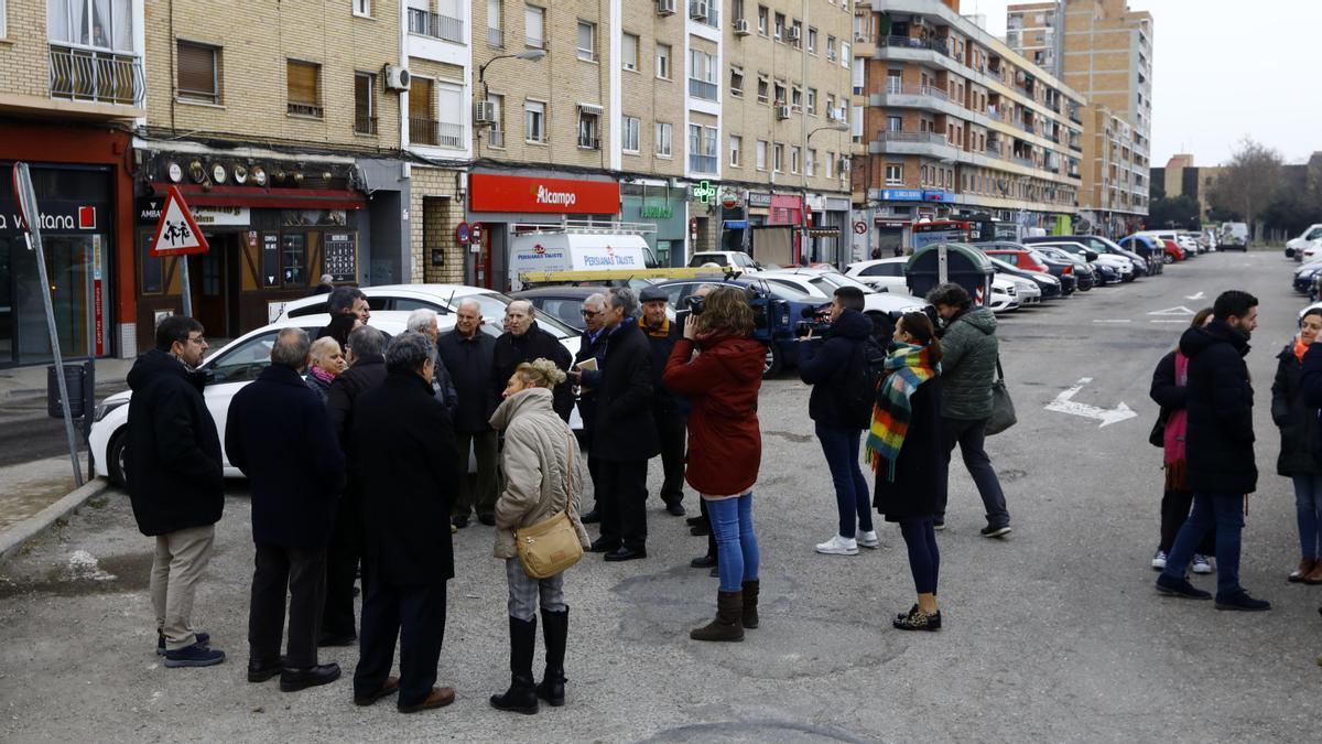 El concejal de Urbanismo, Víctor Serrano, se reúne con los vecinos de la calle Embarcadero.