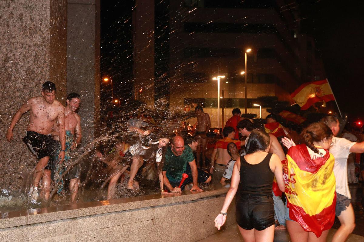 Aficionados de España celebran la victoria en el mundial de fútbol en la Praza de América.