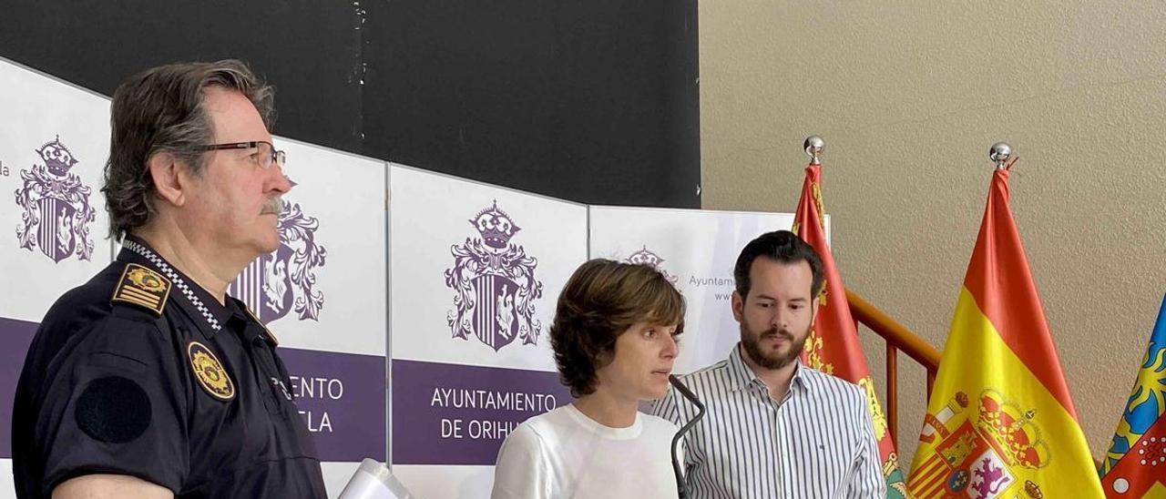 José María Pomares, intendente jefe de la Policía Local, y los concejales Luisa Boné y Antonio Sánchez