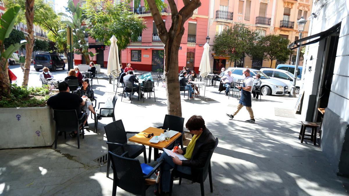 Una terraza del barrio de Russafa.