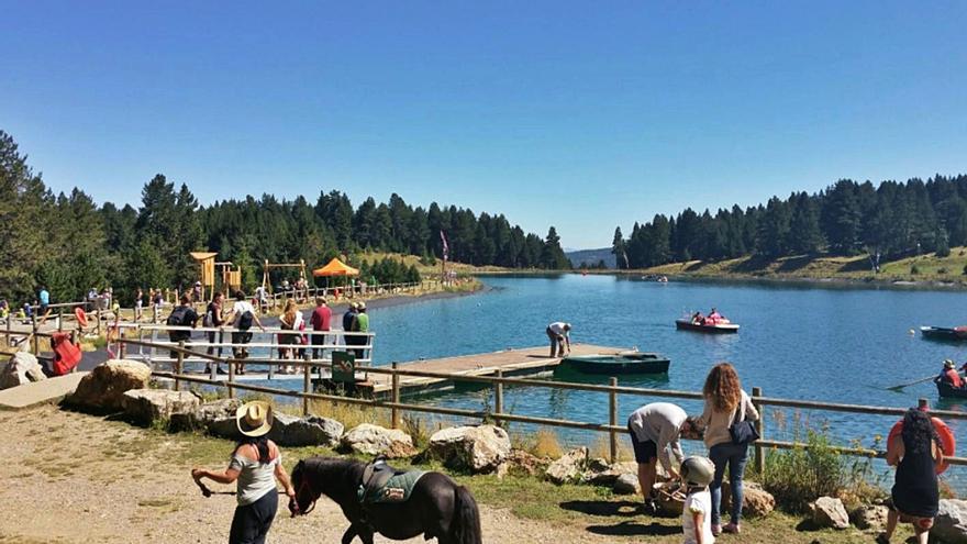 El llac de La Molina amb usuaris dels seus serveis turístics aquest estiu | TURISME CERDANYA