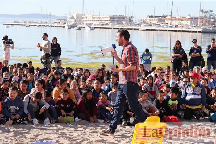 Un 'SOS' gigante para el Mar Menor formado por escolares en Villananitos