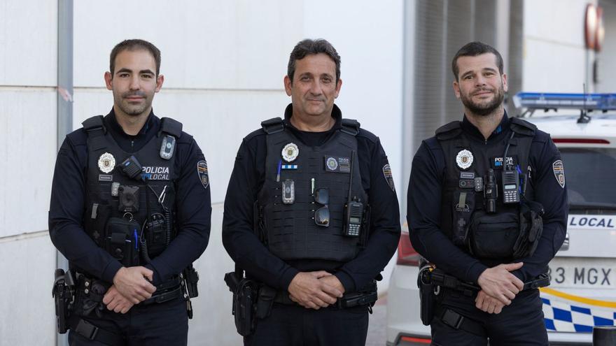 Javier, Joan y José Antonio, tres de los cuatro agentes que el pasado jueves acudieron a la llamada de una bebé que no respiraba.