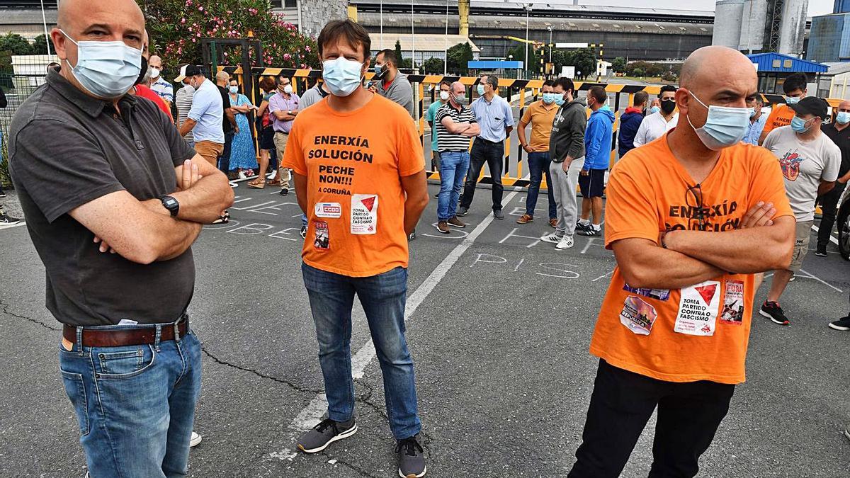 Trabajadores de Alu Ibérica, en una concentración ante la fábrica de A Coruña, cerrada. |   // VÍCTOR ECHAVE