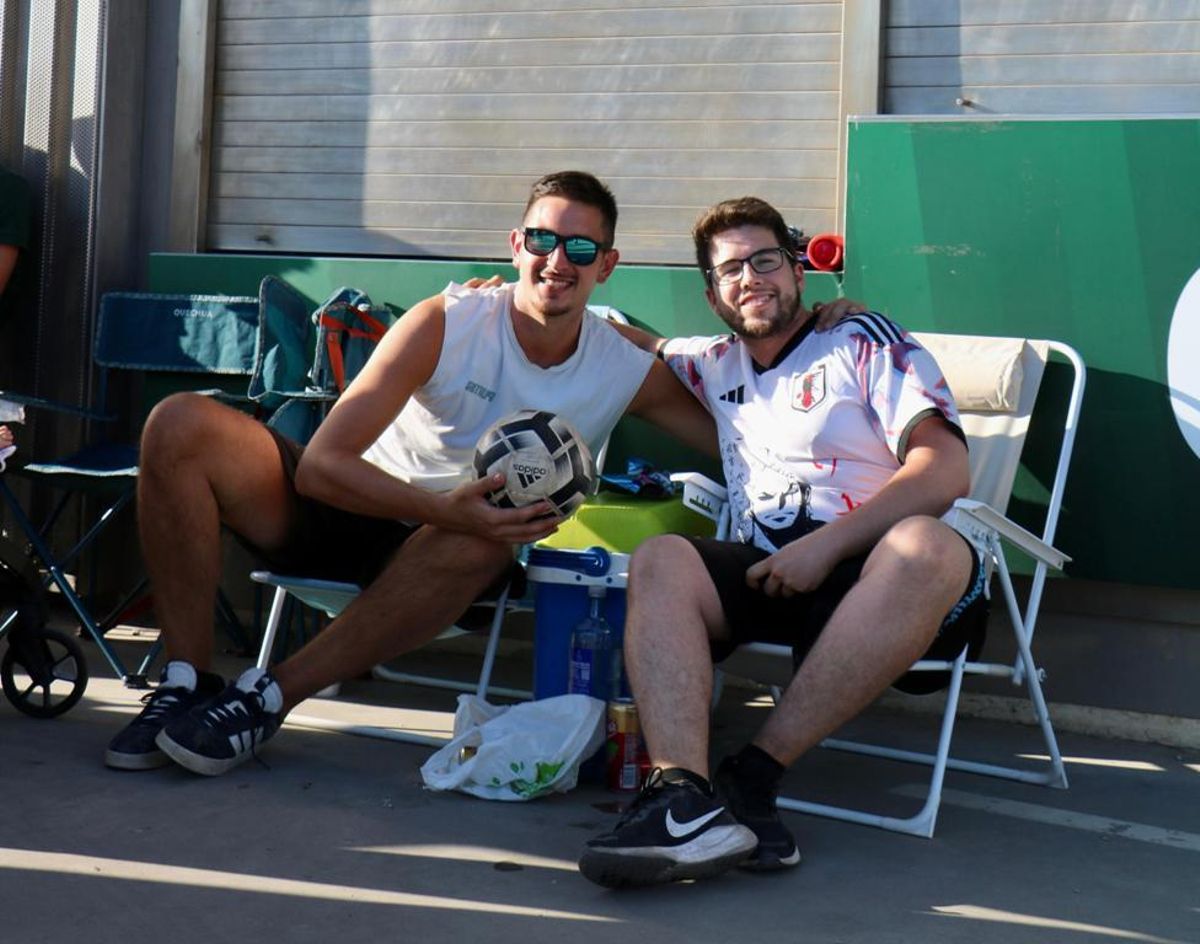 Paco Moreno y Óscar Rodríguez, los dos primeros aficionados en la cola.