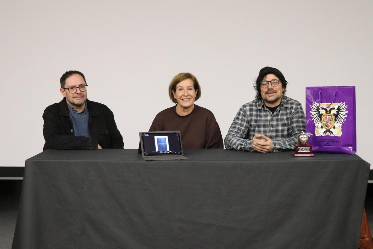 Barreñada, la concejala de Cultura , Reyes Ugalde, y el responsable del Serviciu de Política Llinguistica de la Mancomunidad , Pablo Suárez.