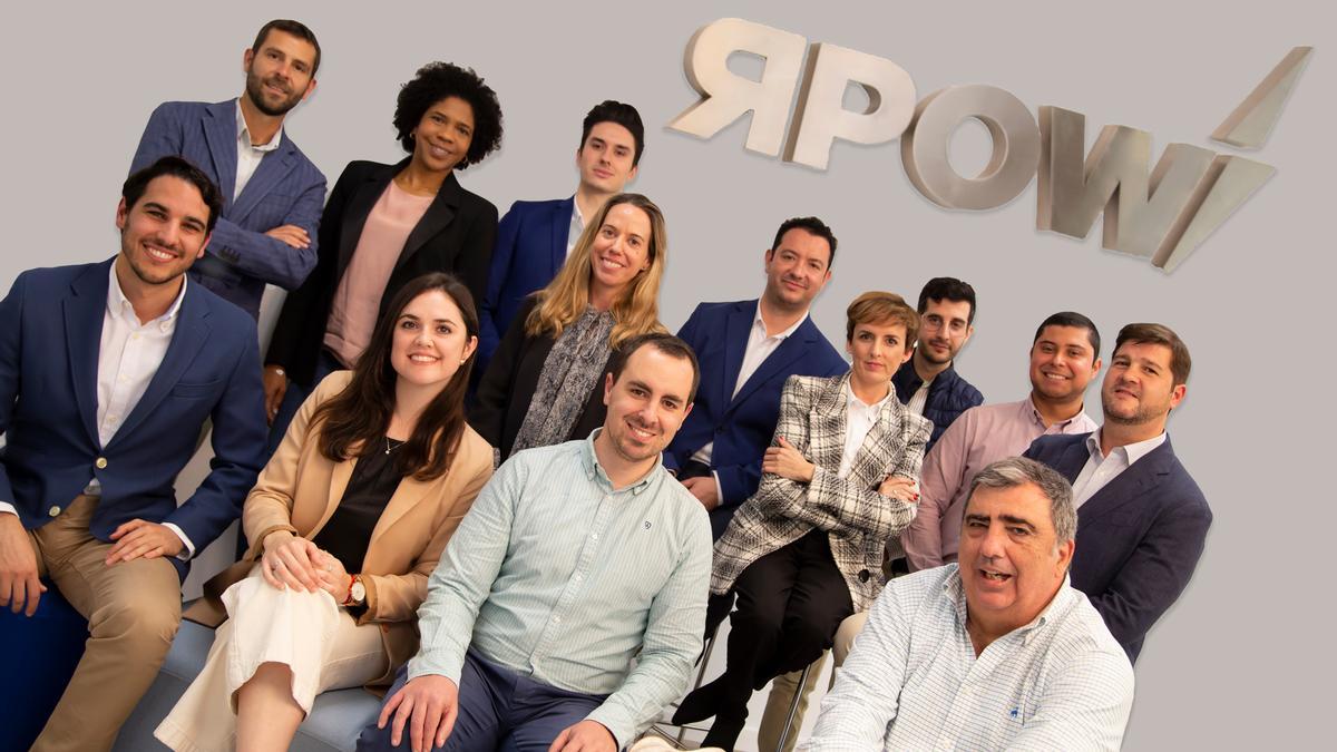 La mayor parte del equipo de la empresa sevillana Rpow, especializada en innovar en los procesos de almacenamiento de energía, en la imagen en su sede central en la capital andaluza.