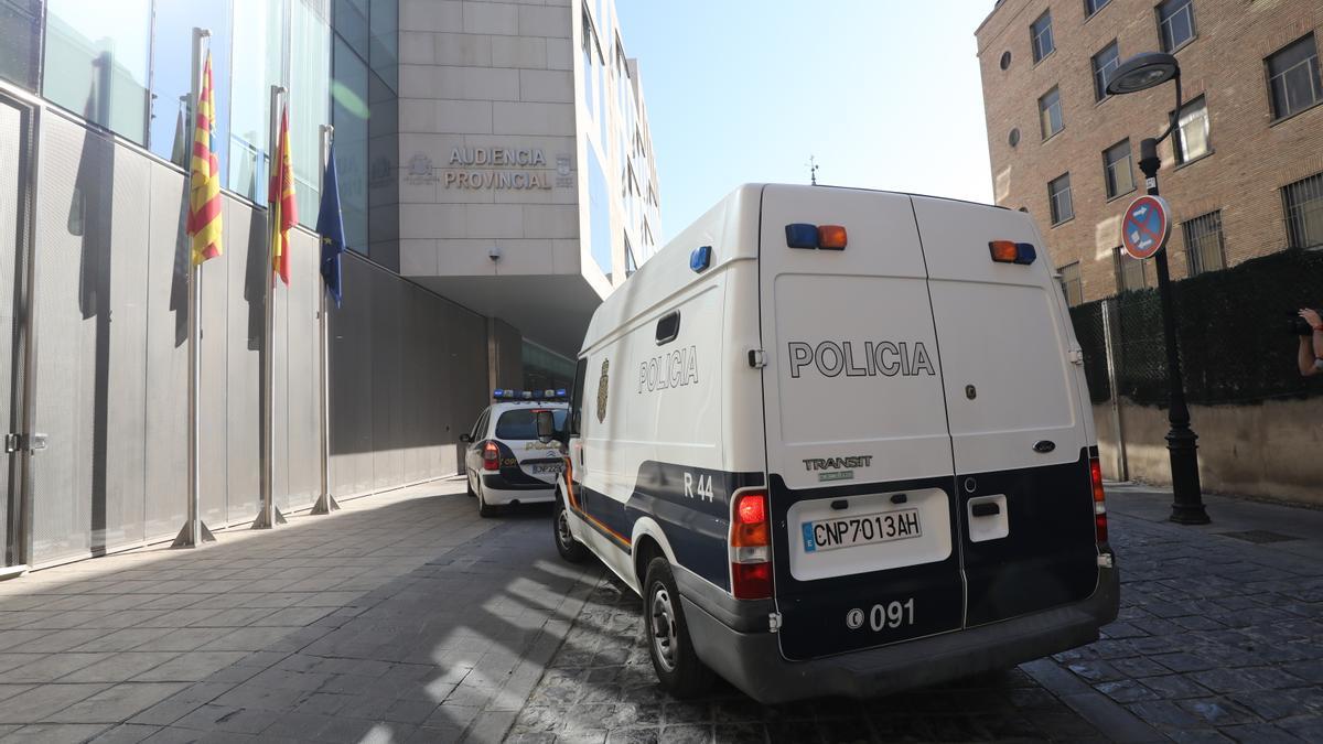 Furgón policial con detenidos accediendo a la Audiencia Provincial de Zaragoza.