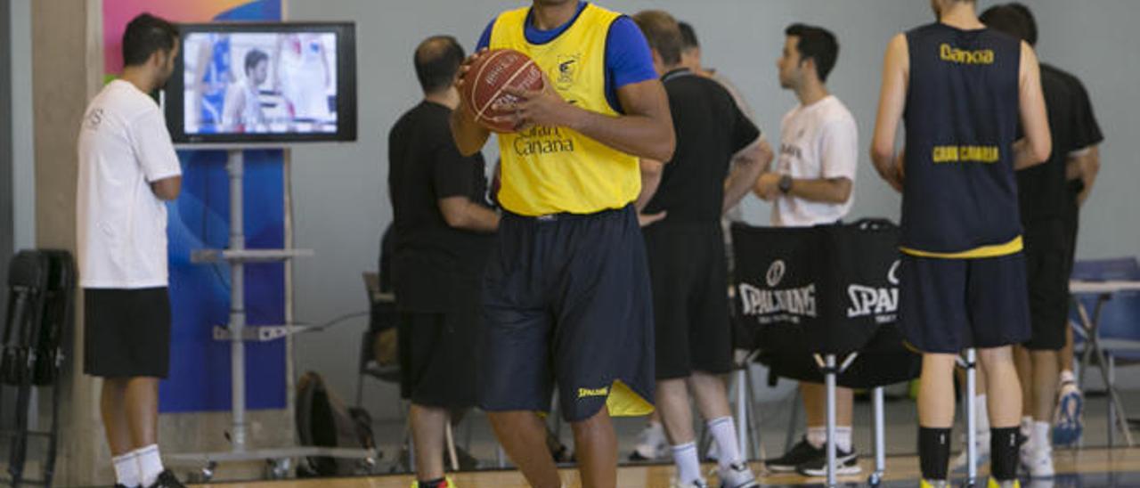 Eulis Báez, antes del entrenamiento vespertino de ayer del Herbalife en el Gran Canaria Arena.