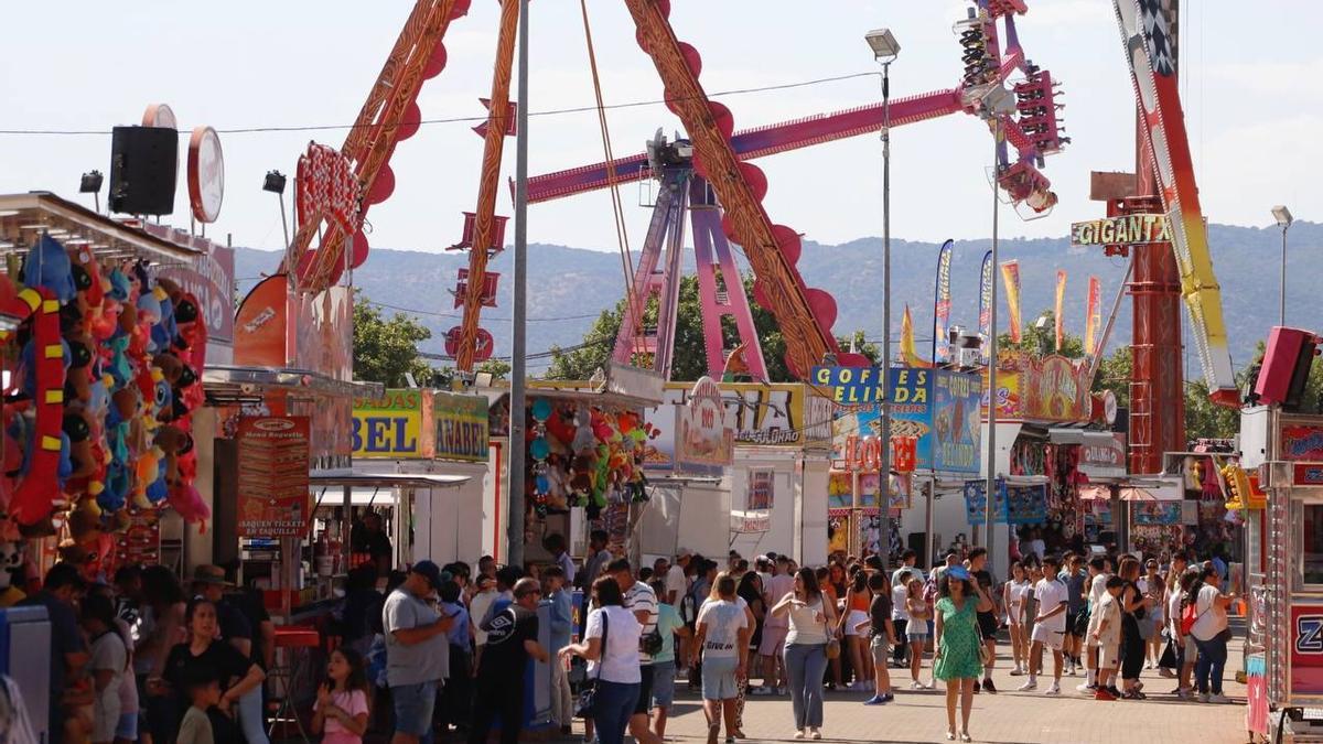 Multitud de personas en la calle del Infierno, este miércoles, en la Feria de Córdoba.