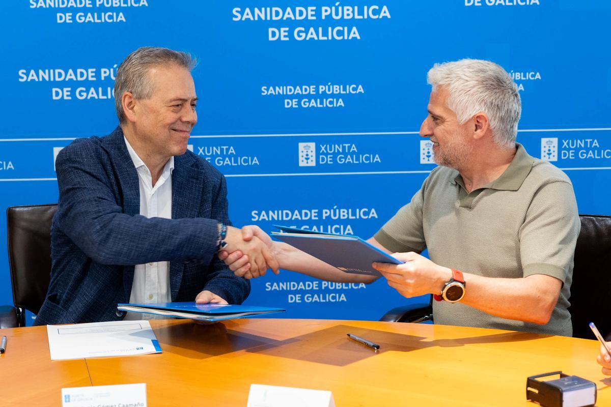 El conselleiro de Sanidade, Antonio Gómez Caamaño, y el presidente de la fundación Érguete-Integración, Rubén Cagiao Avedaño.