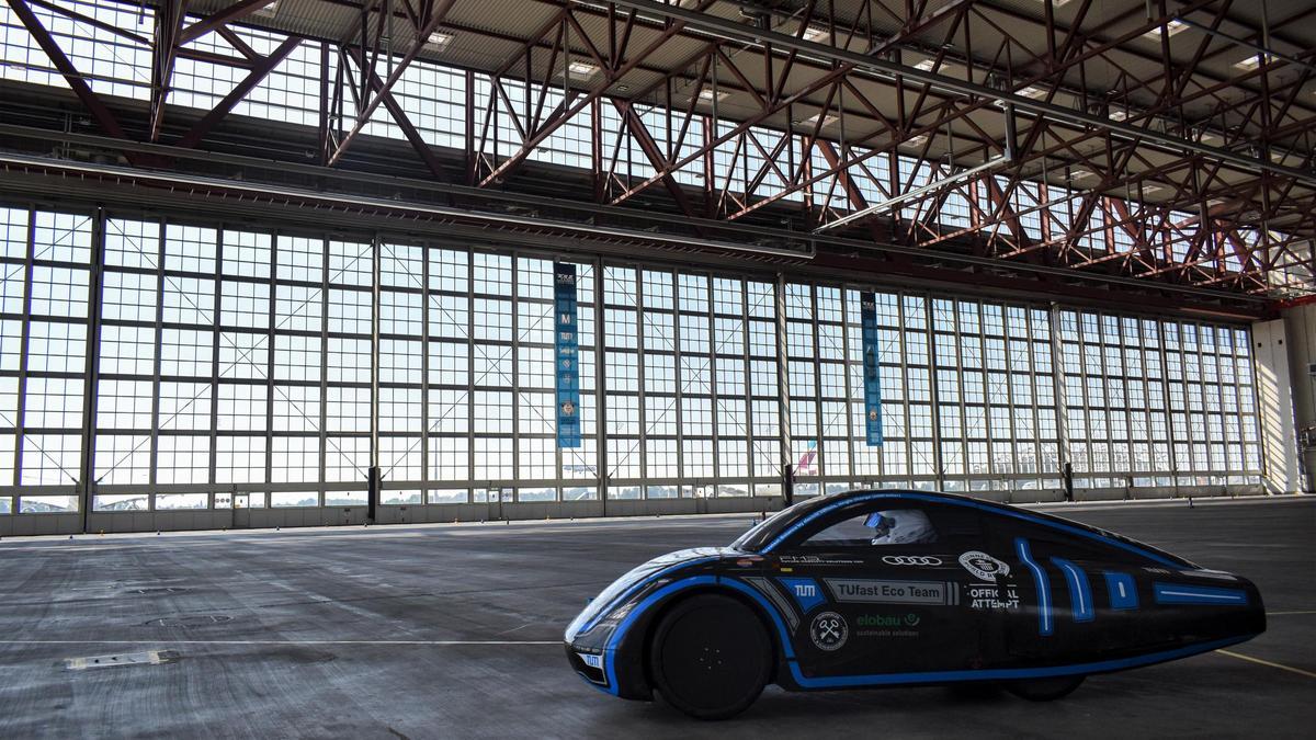 El coche eléctrico durante la prueba en el aeropuerto de Munich.