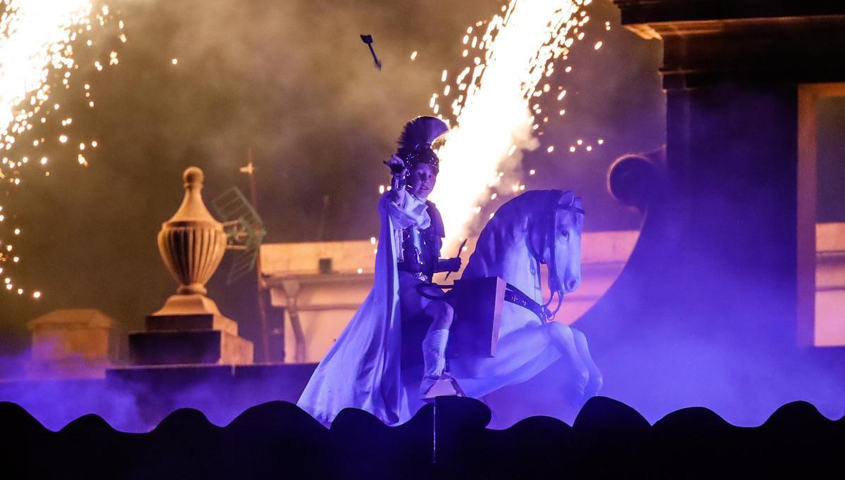 Sant Jordi aparece en el castillo con su nuevo corcel