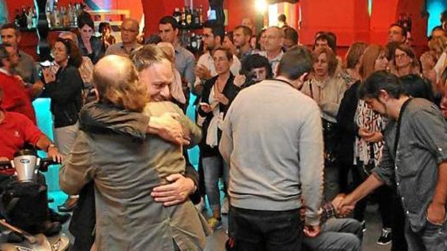 Junyent i Fontdevila s&#039;abracen mentre Bonvehí rep felicitacions