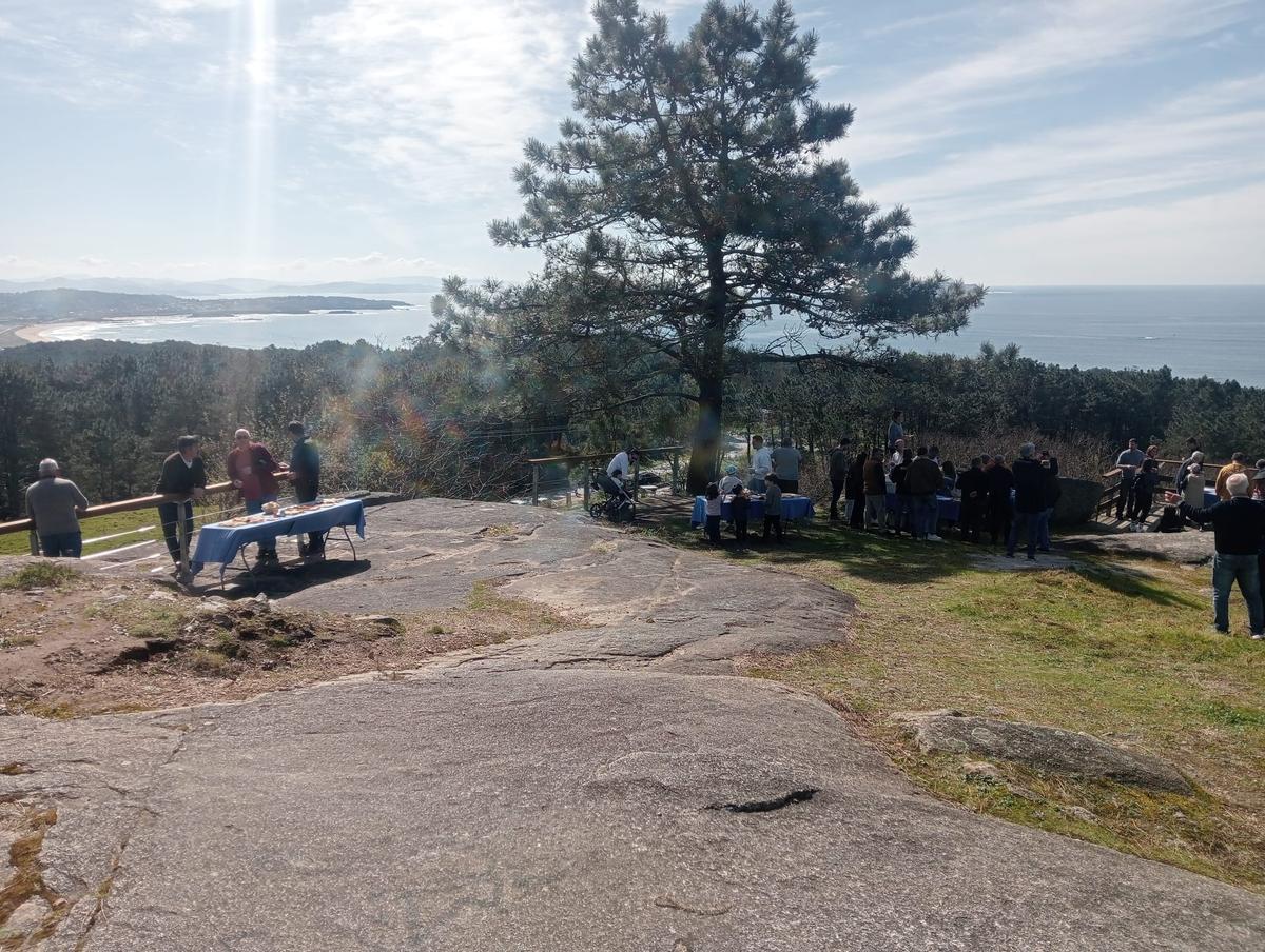 Los asistentes disfrutaron de un aperitivo en el propio mirador.