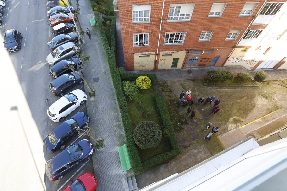 Avilés. Reportaje con los vecinos de unos bloques de Glez Abarca que no tienen acceso peatonal a la calle, lo que provoca problemas de accesibilidad.