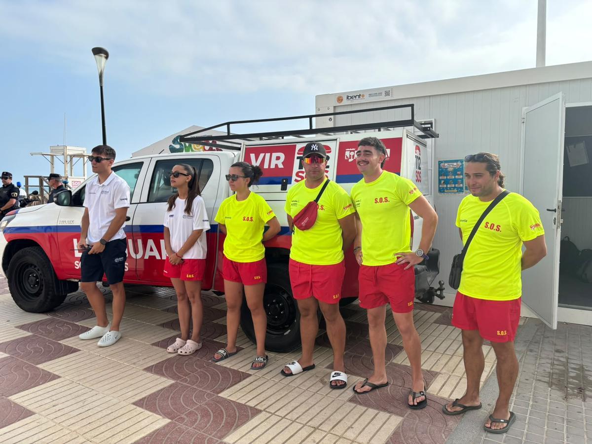 Un grupo de socorristas en la presentación de la campaña de salvamento.