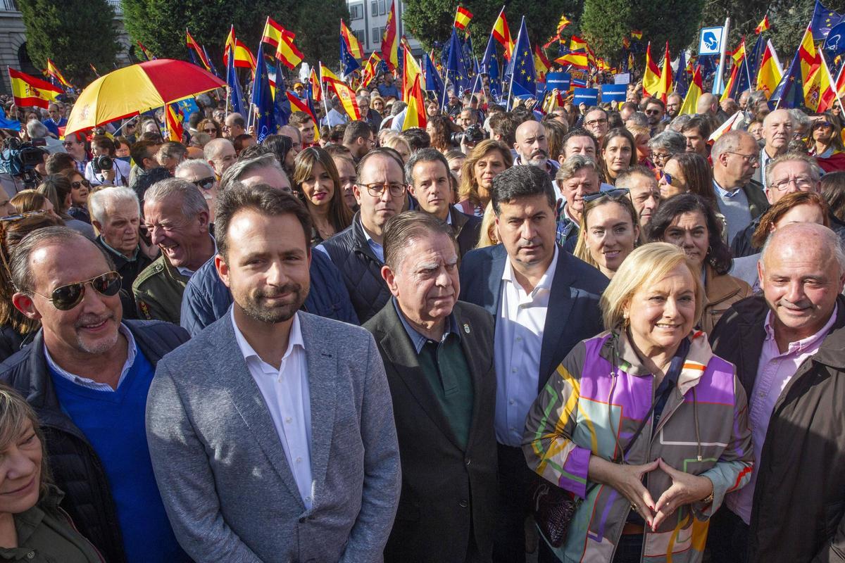 La manifestación contra el pacto del PSOE y Junts en Oviedo