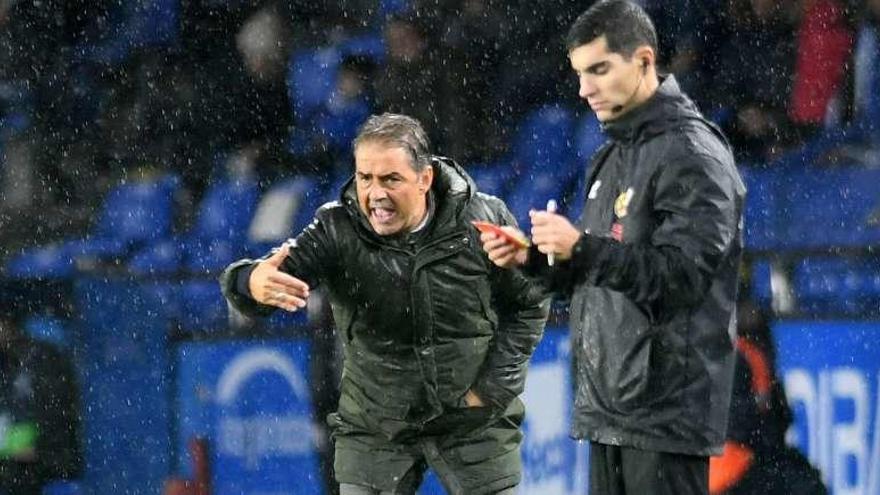 Natxo González da instrucciones en presencia del cuarto árbitro.