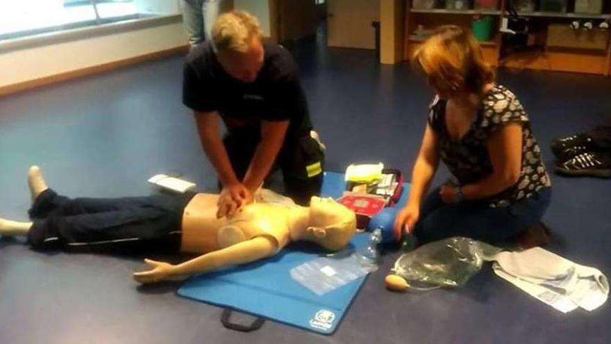 Un miembro del Servicio de Emergencias de O Grove en plena clase práctica. // Emergencias O Grove